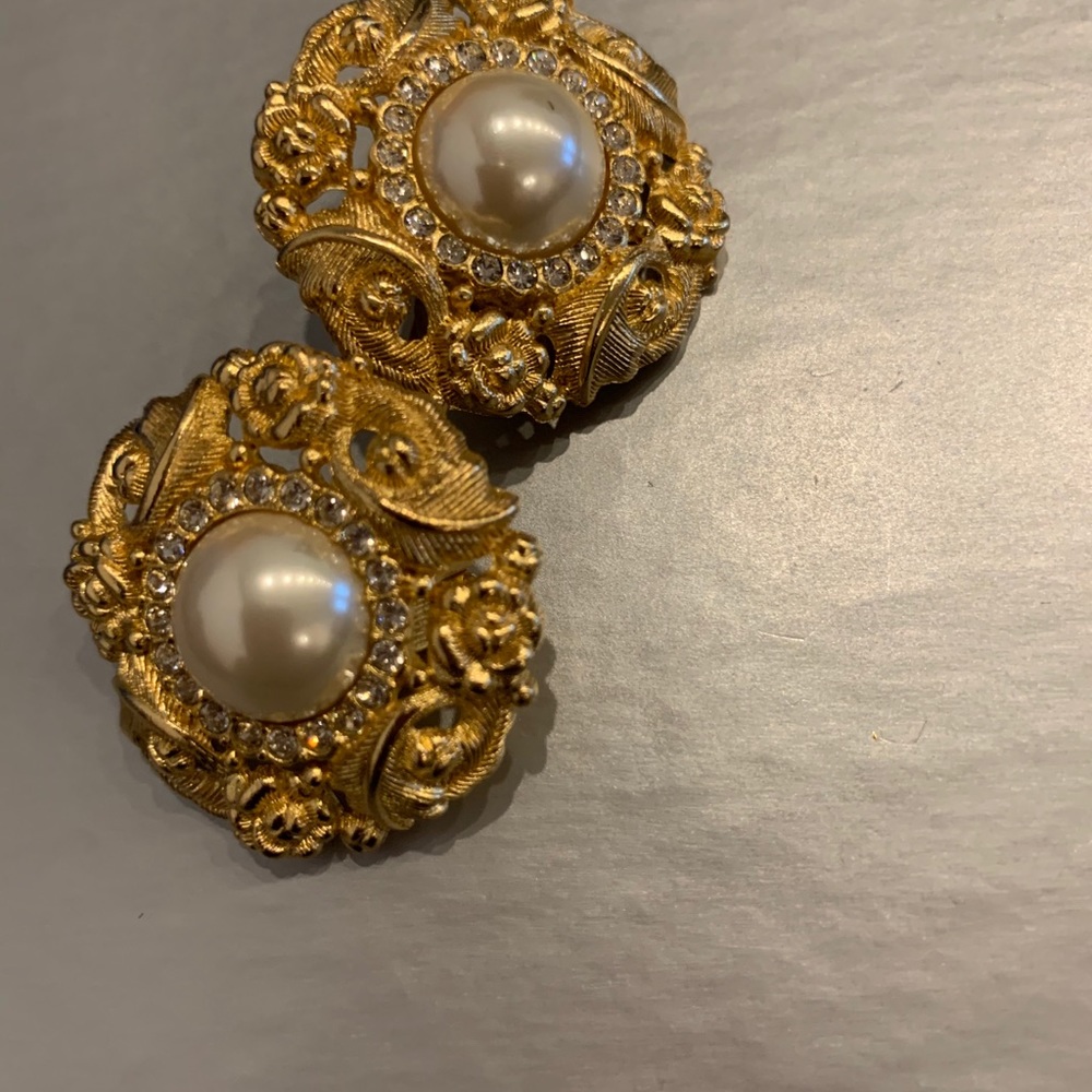 New Vintage Burberrys of London Pearl Earrings